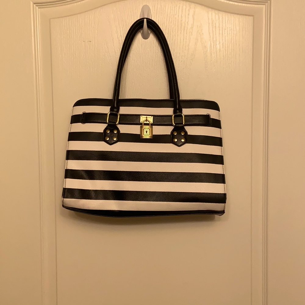 Black and white 👜 purse medium size